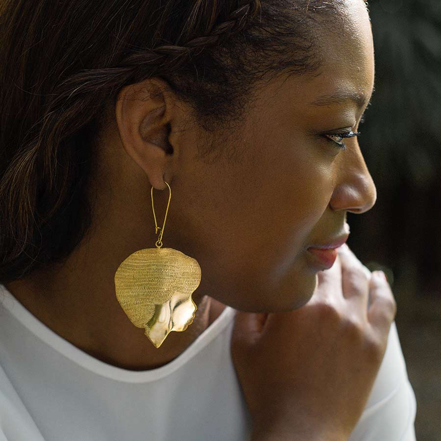Aretes colgantes mujer afro en bronce enchapados en oro 24