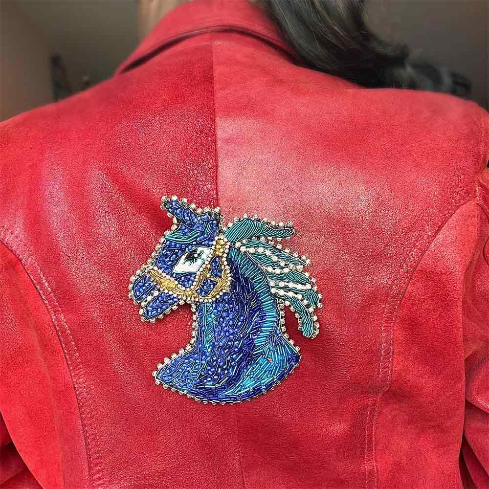 Broche azul rey para mujer inspirado en el caballo – Lauty